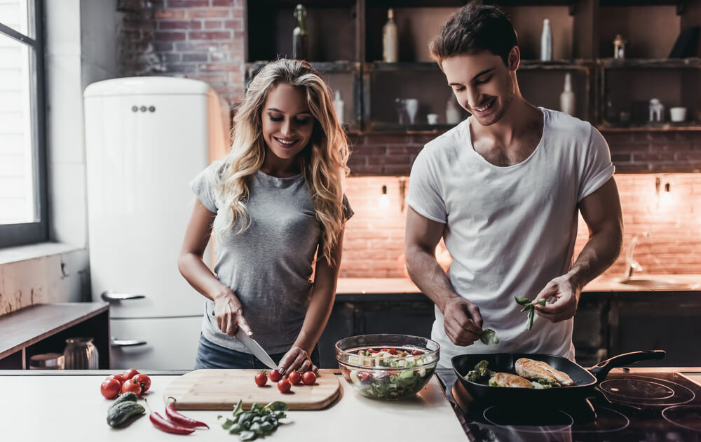 Zusammen in der Küche kochen