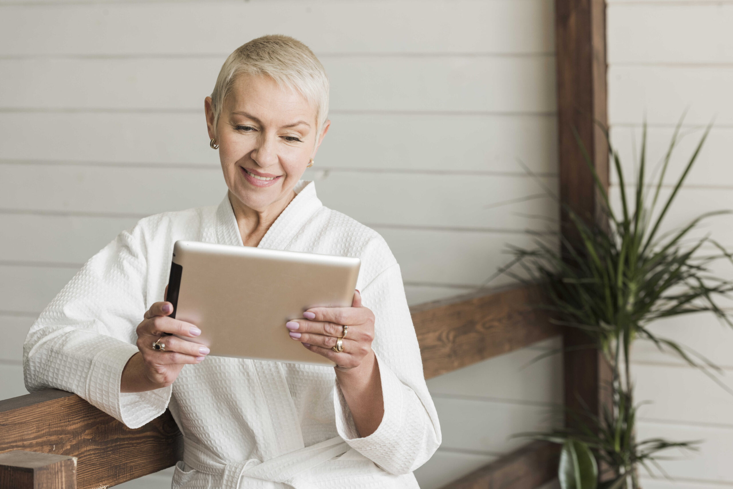 Erstellen Sie ein digitales Fotobuch, das die wichtigsten Lebensmomente der Frau festhält.