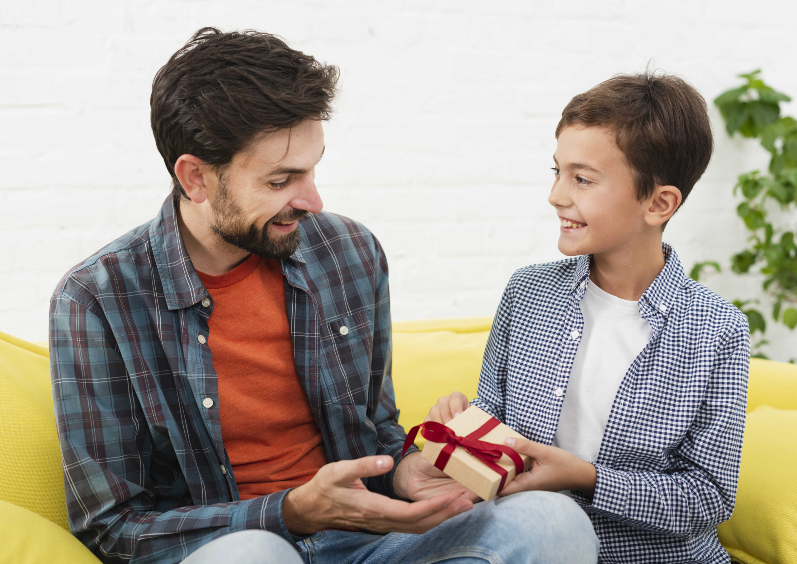 Geschenk Vatertag basteln Kinder, um Papa zu überraschen