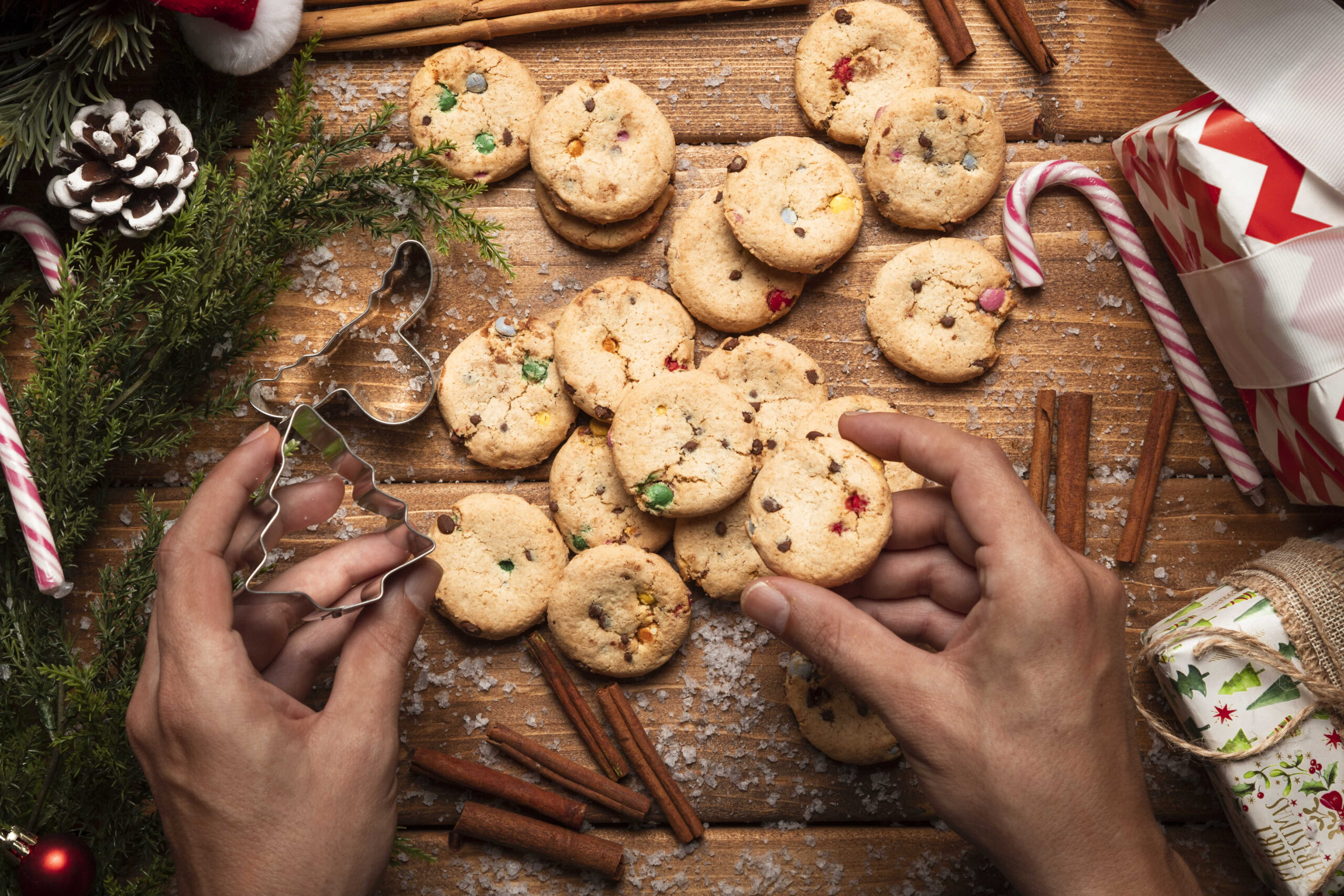 Gemeinsames Backen und Verzieren von Keksen als Geschenke zum Vatertag mit Kindern basteln